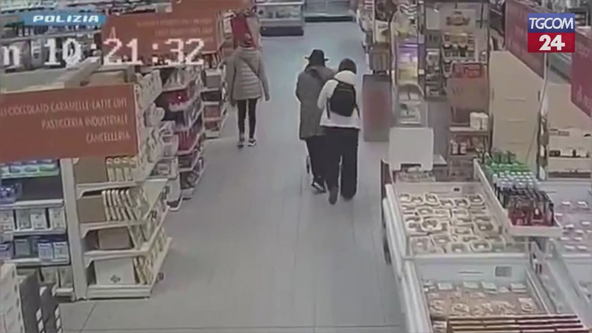 anziani derubati nei supermercati arrestate tre persone ecco come agivano