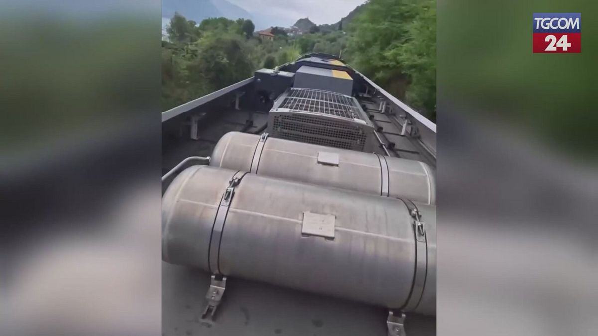 si filmano sul tetto di un treno in corsa sul lago d iseo indaga la polfer