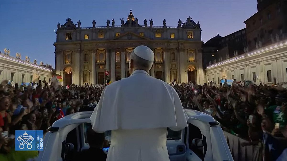 Giubileo dei giovani, Papa Leone XIV a sorpresa in Piazza San Pietro: "Gridiamo per la pace nel mondo"