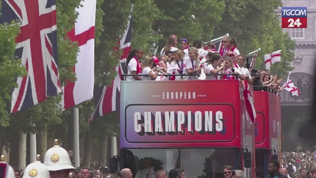 Calcio, la festa a Londra per la nazionale femminile inglese dopo la vittoria degli Europei