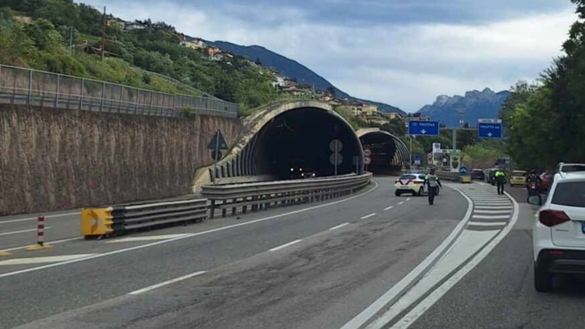 Valsugana, bimbo di 10 anni corre a zig zag tra le auto in mezzo alla statale: agente fuori servizio evita la tragedia
