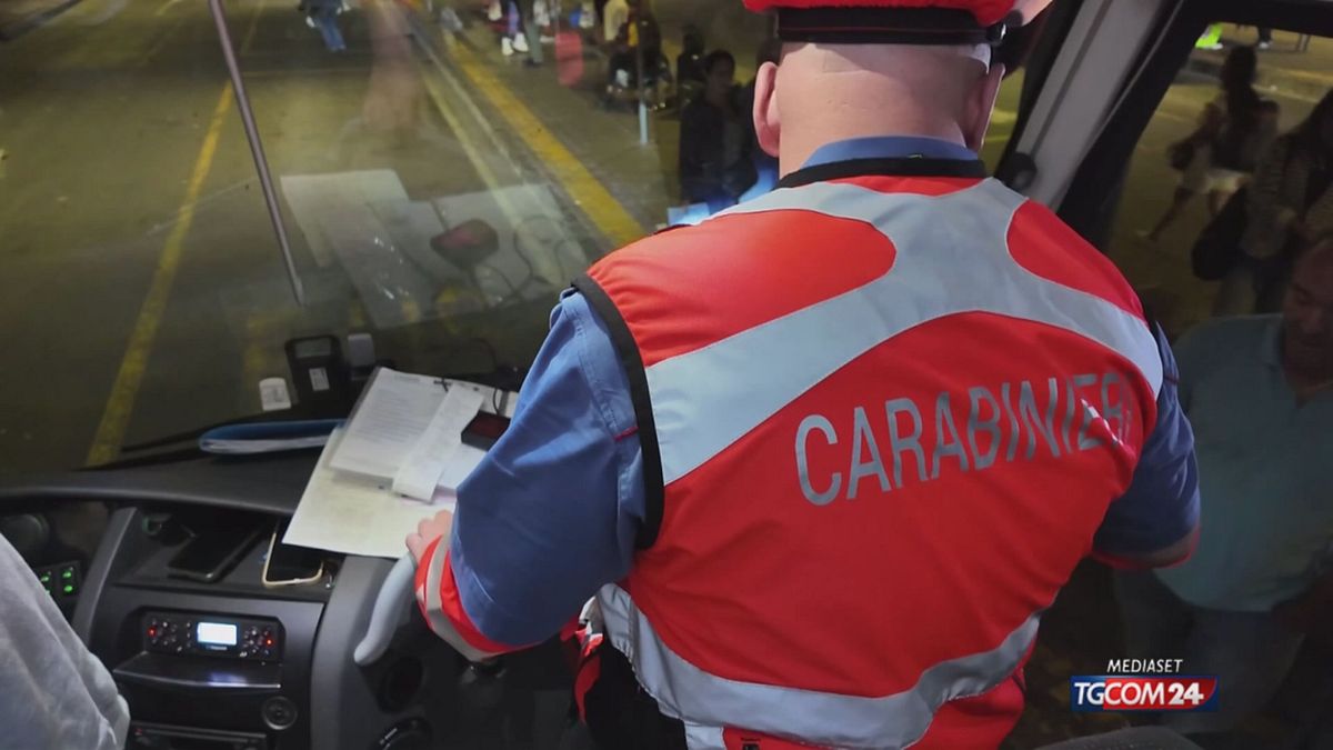 Milano, controlli a sorpresa dei carabinieri ai bus nell