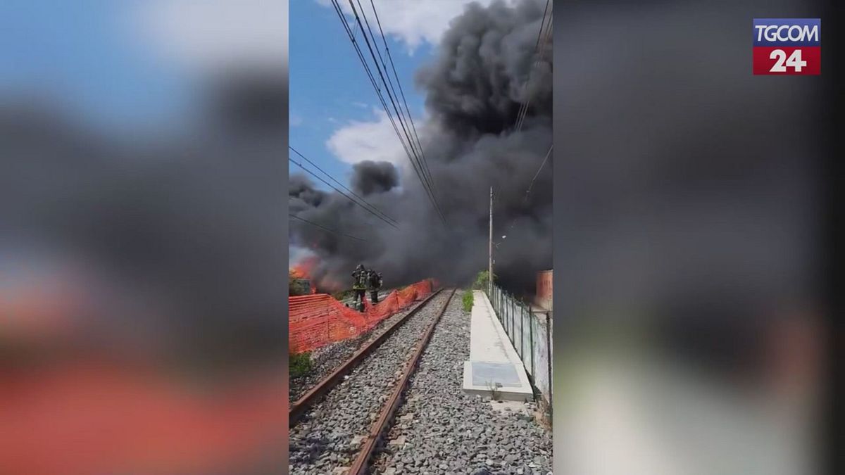 Grosso incendio tra Pompei e Castellammare di Stabia: stop ai treni