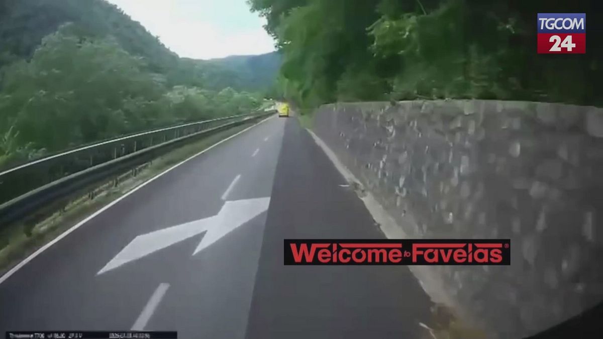 sorpasso azzardato l auto prende il volo