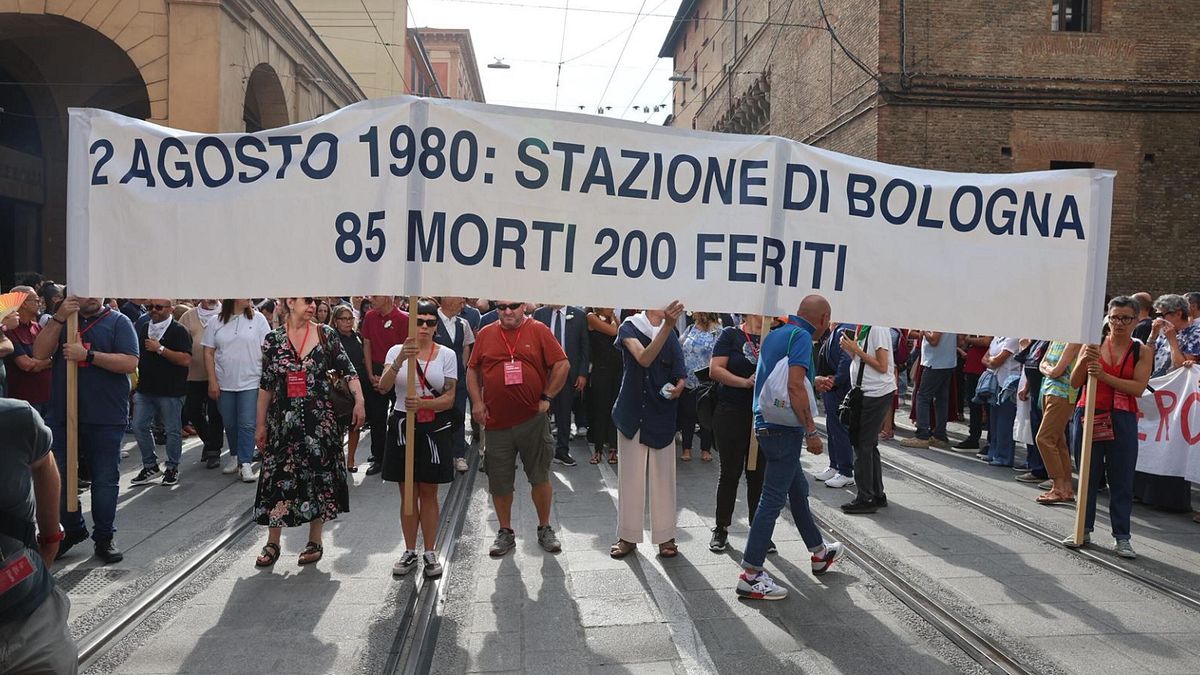 Strage di Bologna, la commemorazione a 45 anni dalla tragedia | Politici e cittadini in piazza, Mattarella: "Disumana eversione neofascista"
