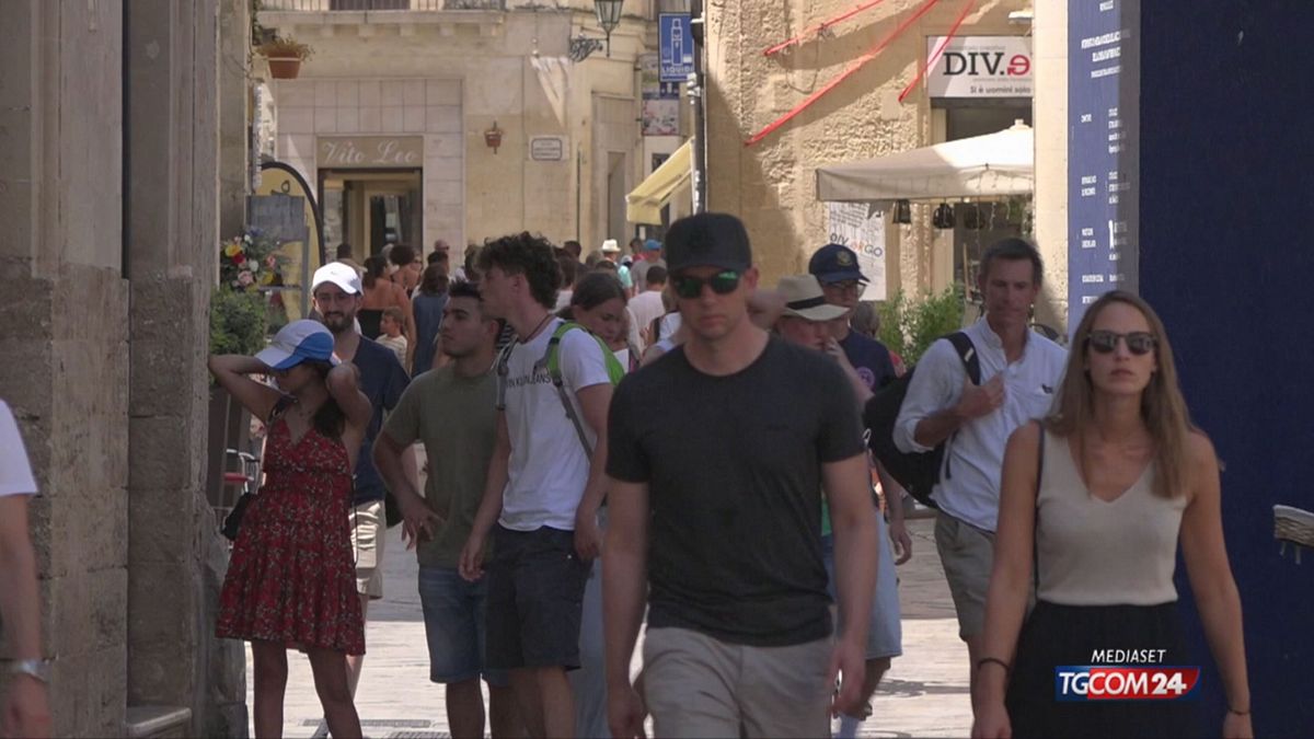 A Lecce si cercano i portatori delle statue per la processione