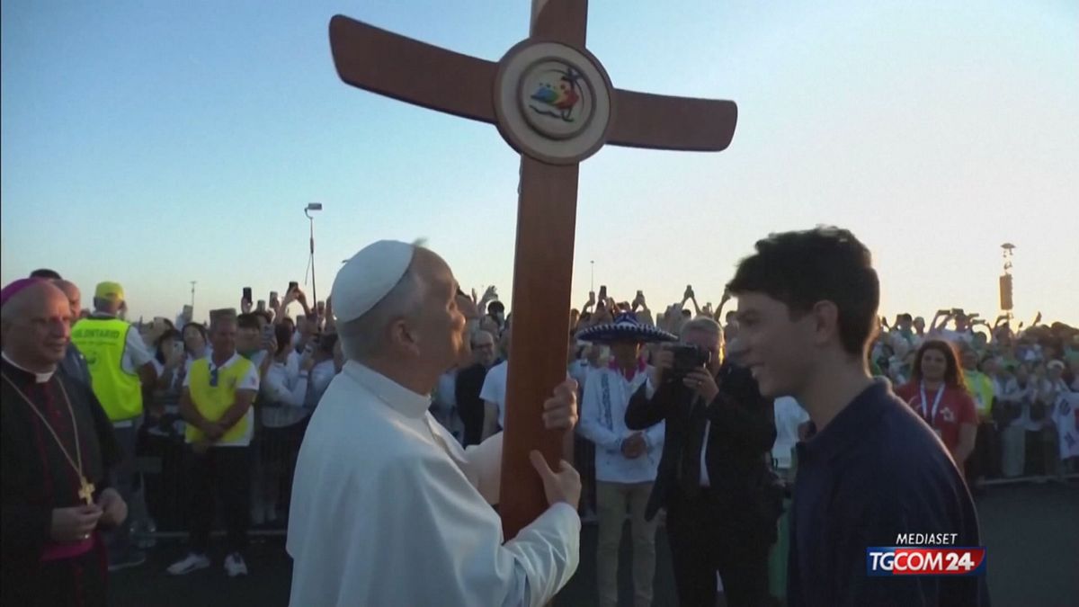 giubileo giovani papa leone xiv con la croce sul palco