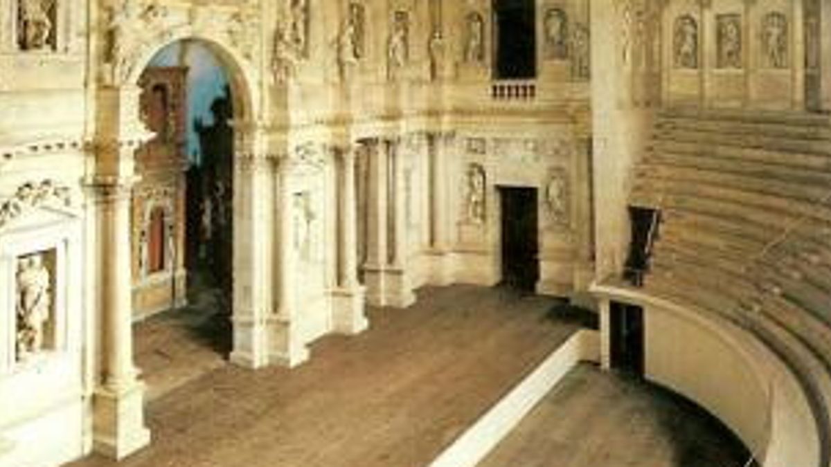 vicenza cede balaustra del teatro olimpico due turisti precipitano mentre scattano selfie