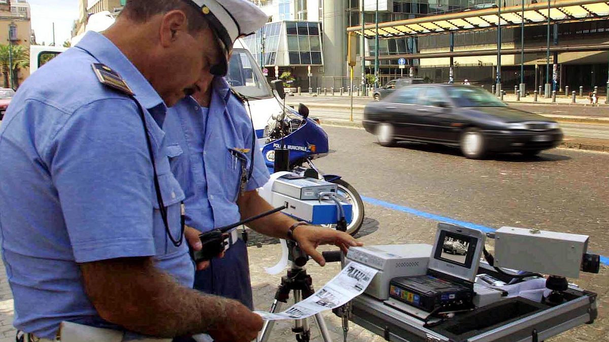 Napoli, maxi controlli su veicoli con targa straniera: tre fermi e una patente ritirata