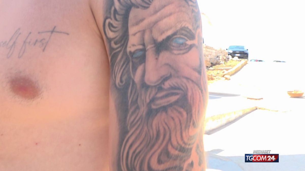 polignano a mare la spiaggia dei tatuati