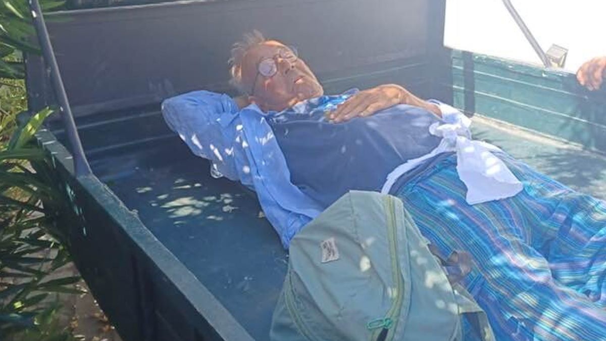 Stromboli, si frattura il femore ma non c
