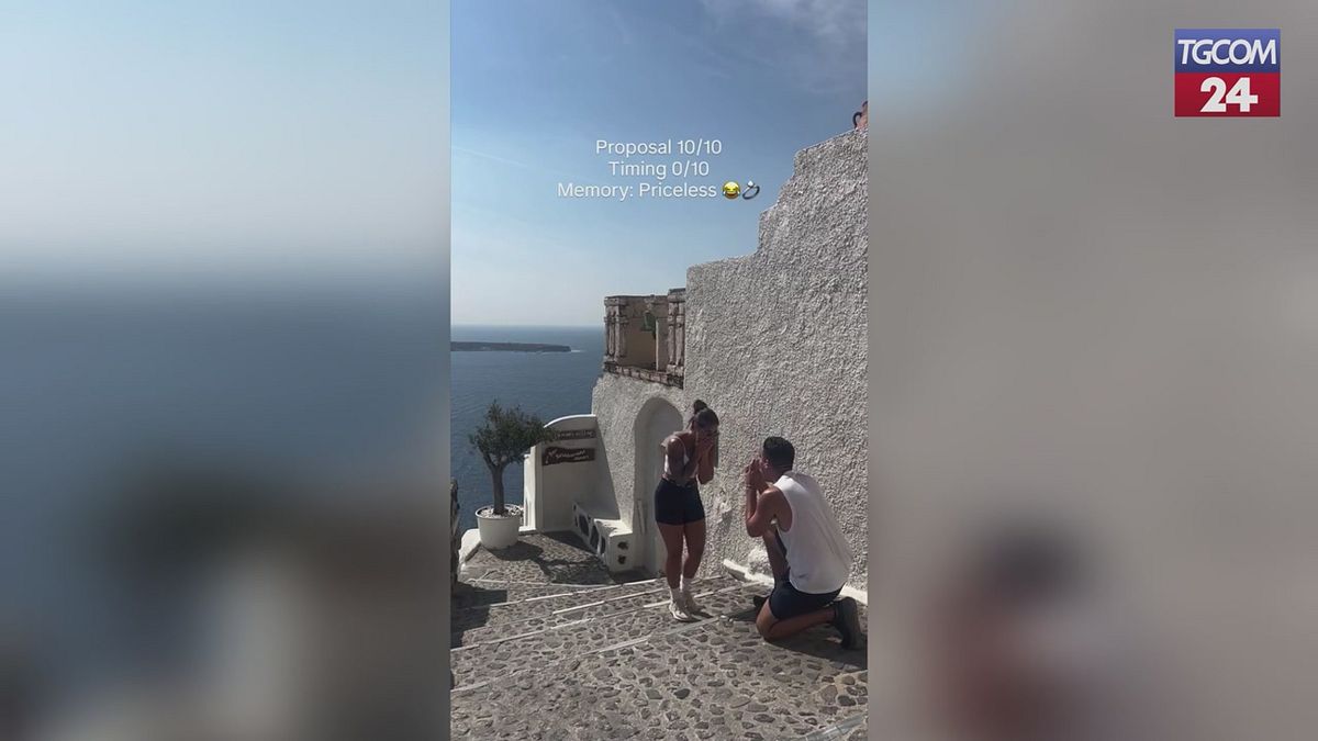 Santorini, proposta di matrimonio rovinata da due turisti: il video è virale