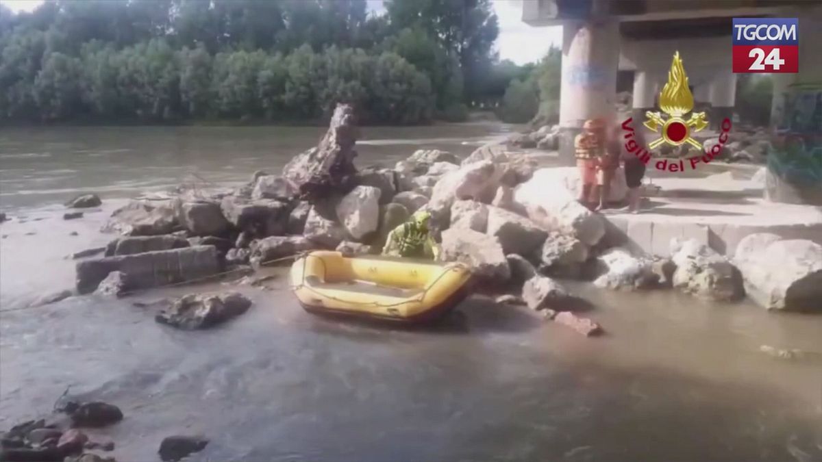 verona due ragazzi bloccati su un isolotto dell adige salvati dai soccorritori fluviali