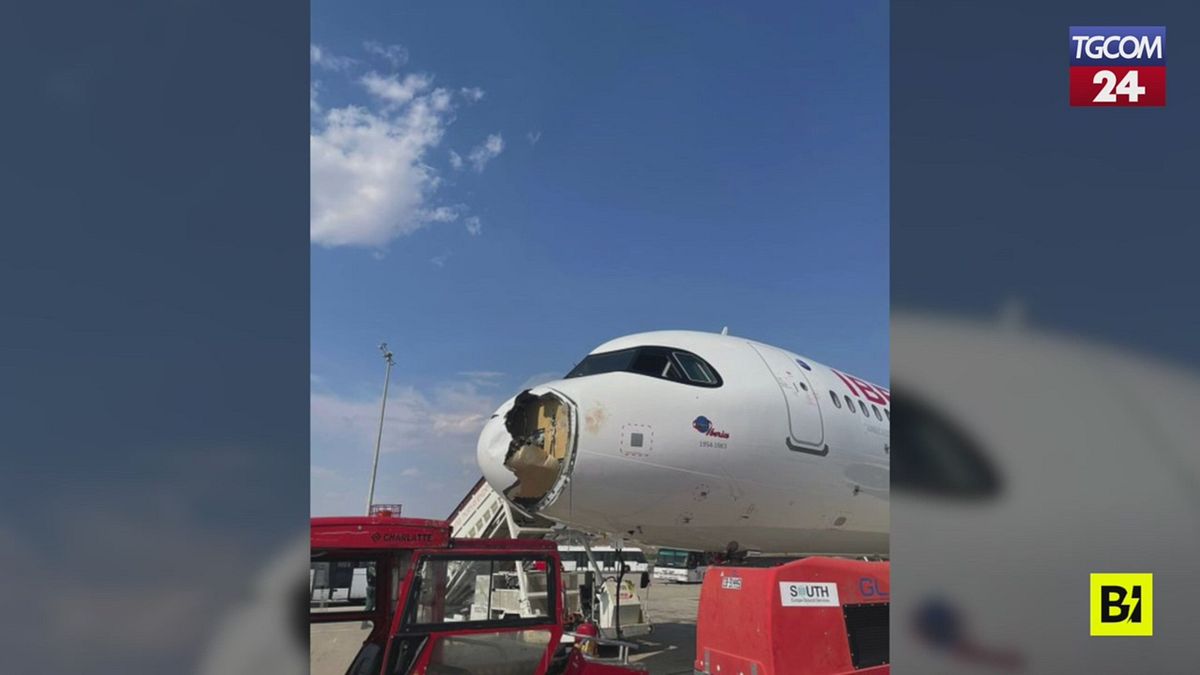 madrid volo iberia colpisce un uccello muso dell aereo devastato