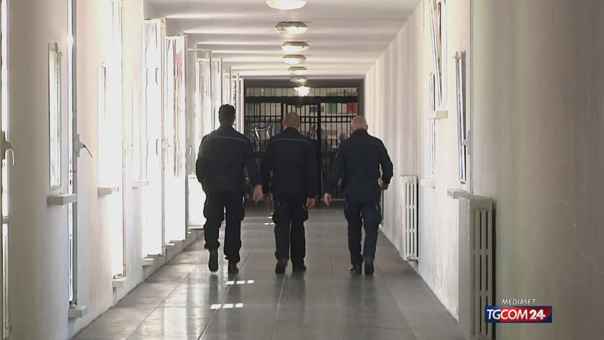 isola d elba detenuti appiccano fuoco in carcere sei agenti feriti