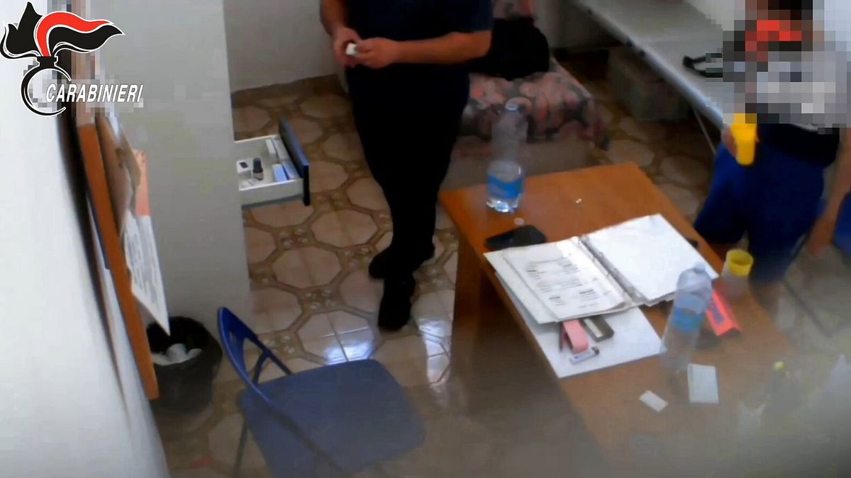 Maltrattamenti in due Rsa di Pachino: anziani e disabili picchiati, 12 arresti