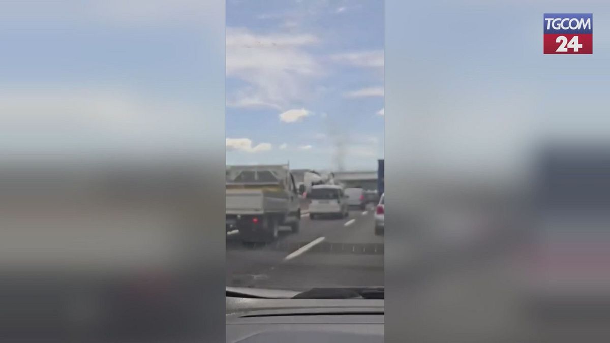 maxi incidente sull a1 coinvolti anche un camion e un ambulanza tre morti