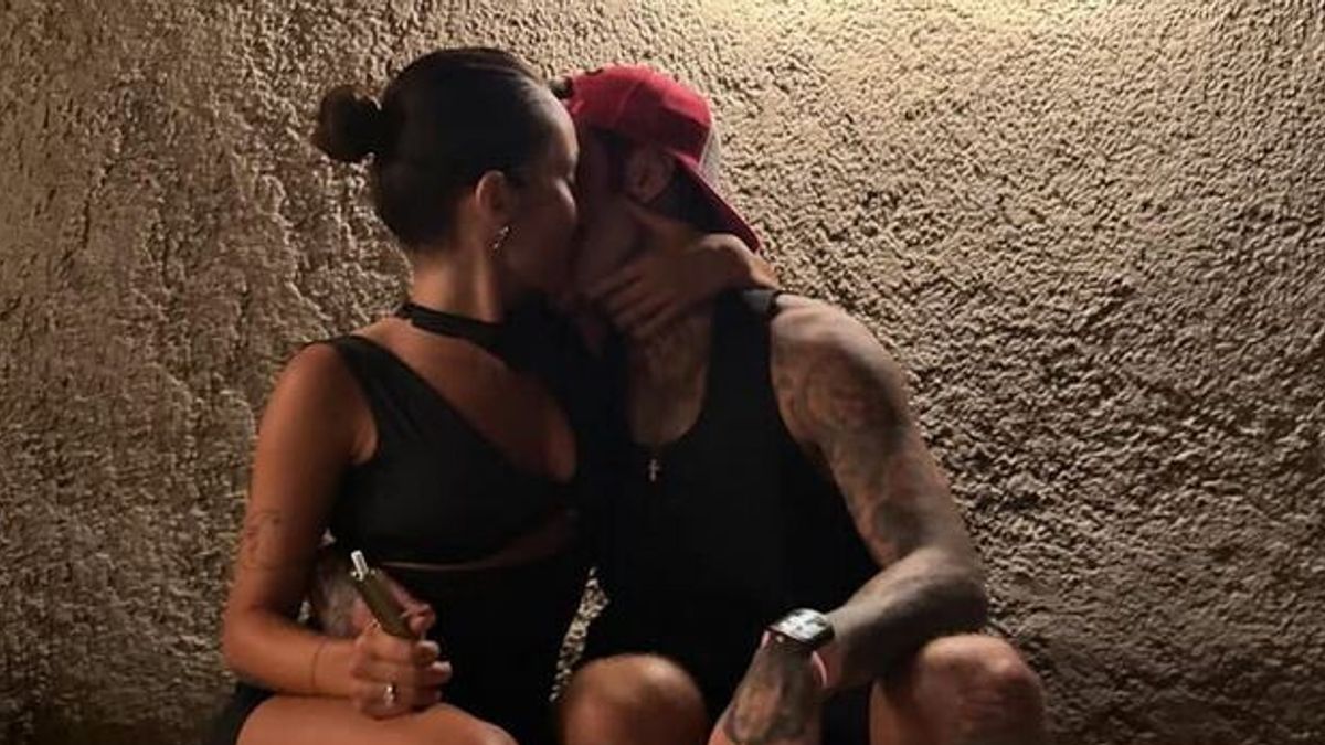 per fedez e giulia 232 l ora del primo bacio ufficiale via social