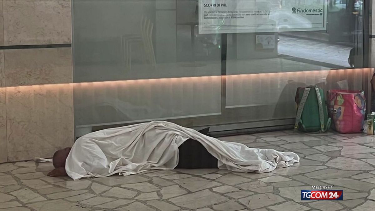 bergamo via maj la difficile convivenza tra negozianti e senzatetto