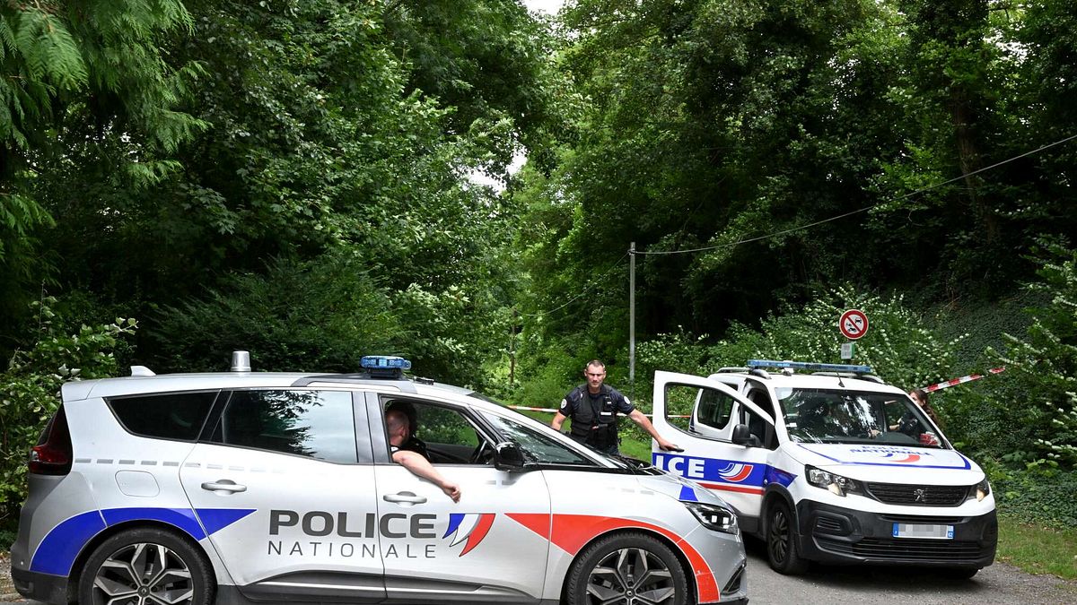 orrore in francia uomo ucciso sventrato e disposto in croce omicidio durante rito satanico