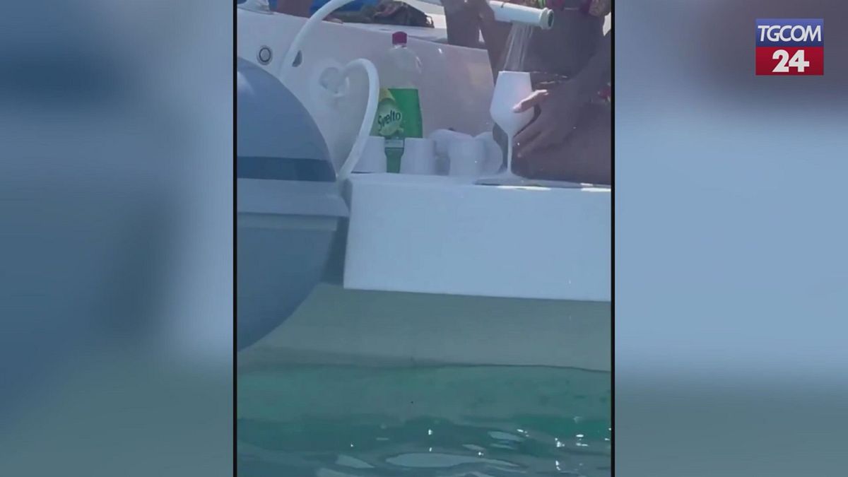 ischia donna lava i piatti con il detersivo in mare bufera sui social
