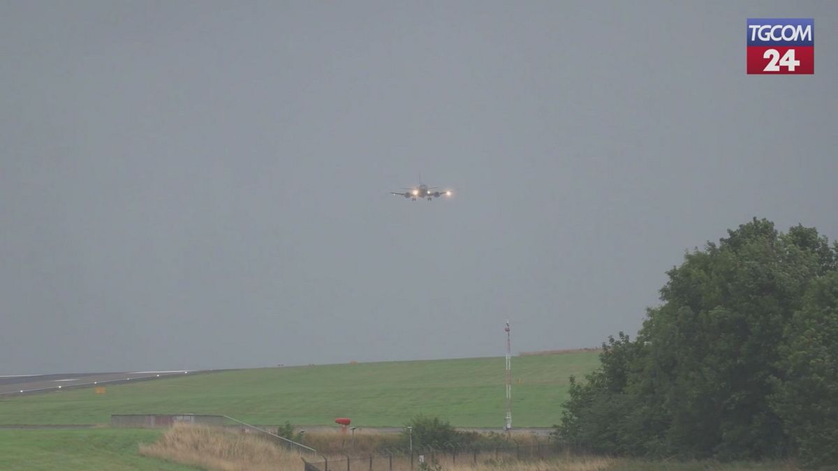 regno unito aereo in difficolt224 a leeds la tempesta floris rende l atterraggio faticoso