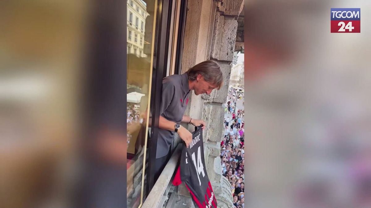 milan modric saluta e lancia magliette dallo store ufficiale tifosi in delirio