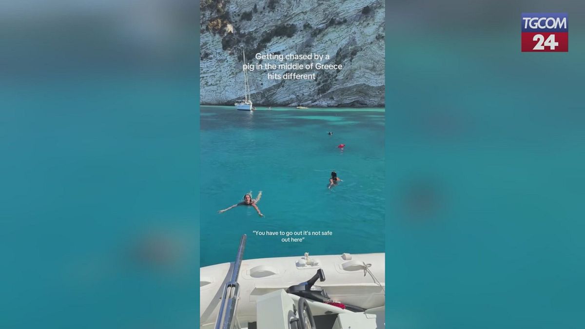grecia bagno movimentato per due influencer inseguite da un cinghiale