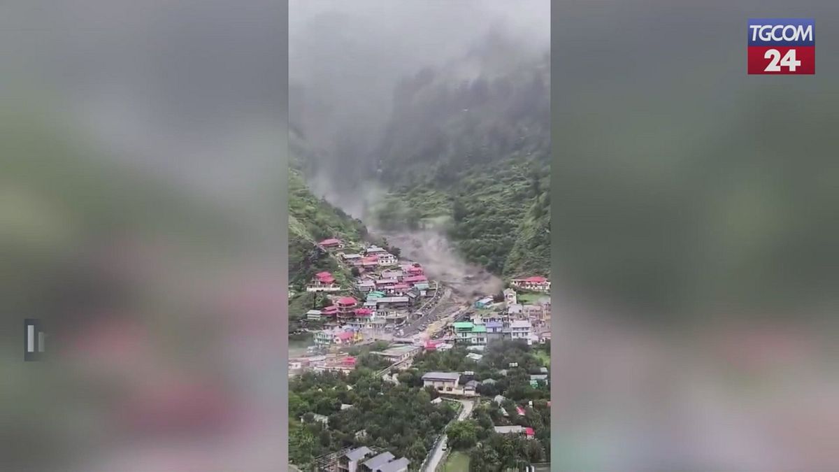 india violento nubifragio nel distretto di uttarkashi fango travolge un villaggio