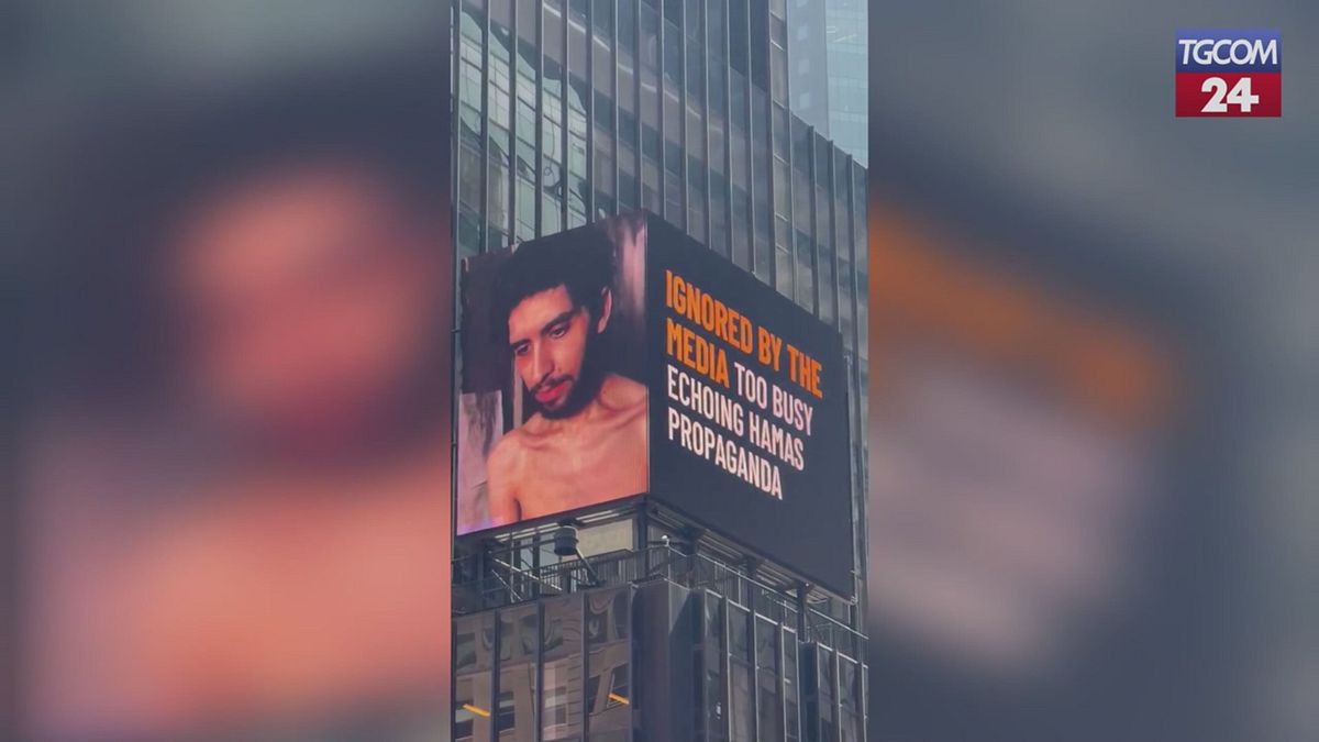 le immagini shock dell ostaggio evyatar david proiettate a times square l iniziativa di israele