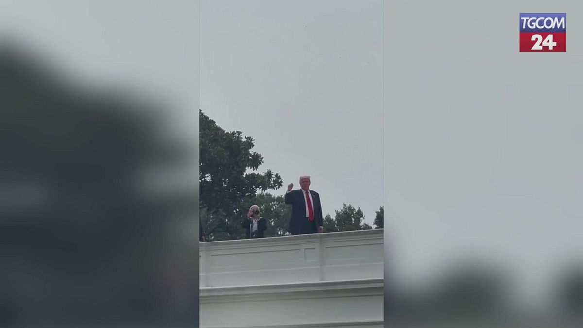 Cosa ci fa Trump sul tetto della Casa Bianca?