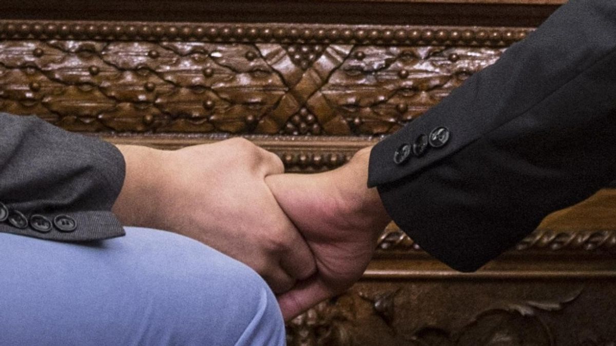 Pestaggio omofobo a Catania: fermati due ragazzi, vittime salvate da una ragazza e un netturbino