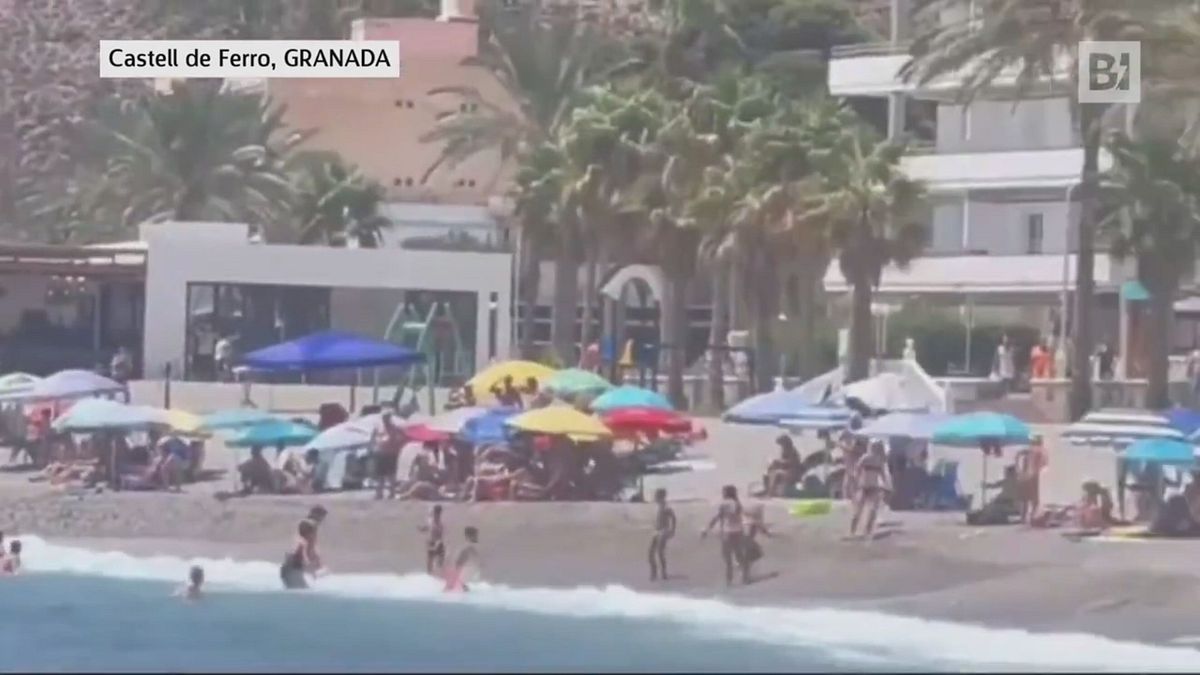 spagna migranti sbarcano in pieno giorno su una spiaggia affollata