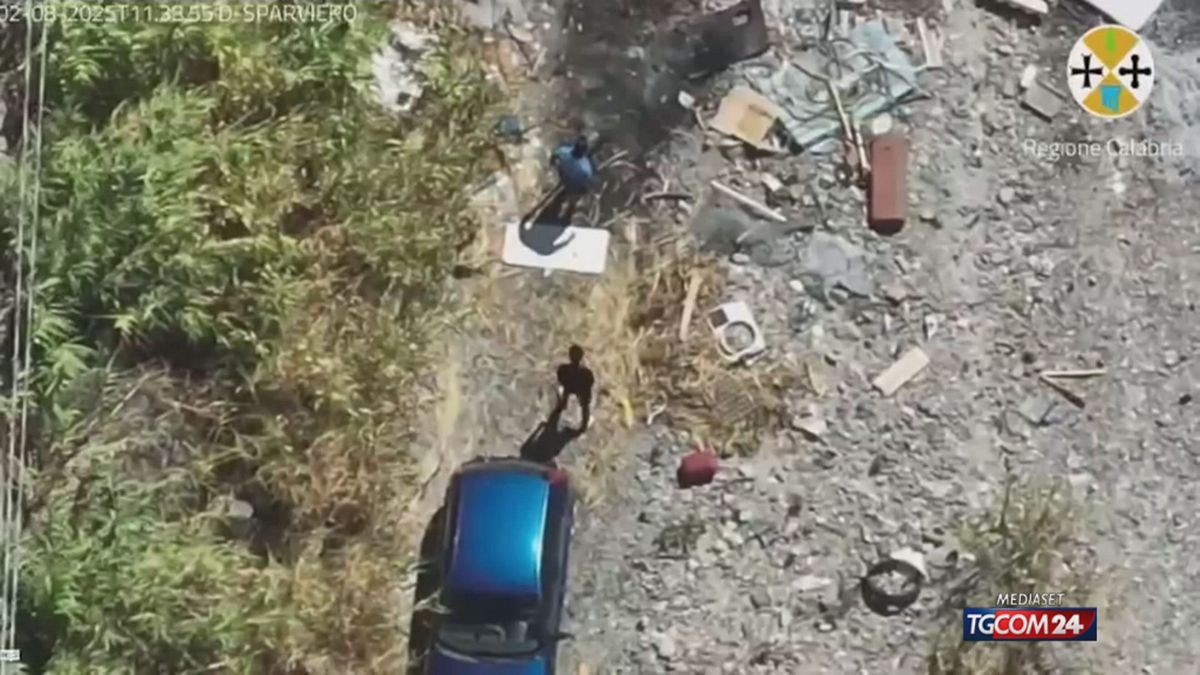 incendi in calabria il video di due uomini che bruciano rifiuti