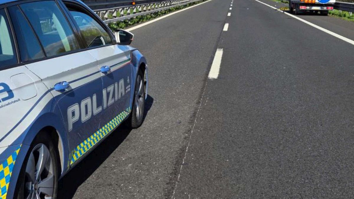 modena 18enne in contromano sull a1 con un ape car evitata la tragedia grazie alla polstrada