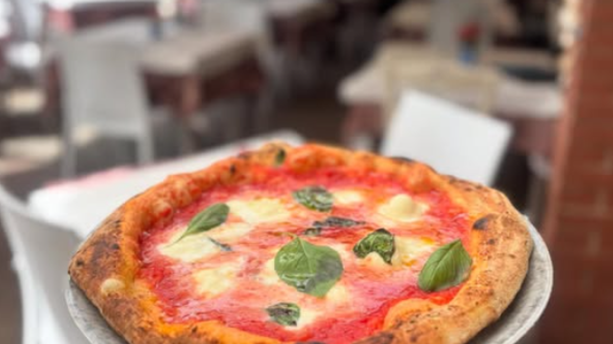 Coppia di turisti mangia al ristorante e scappa senza pagare: rintracciati grazie alla chat dei ristoratori