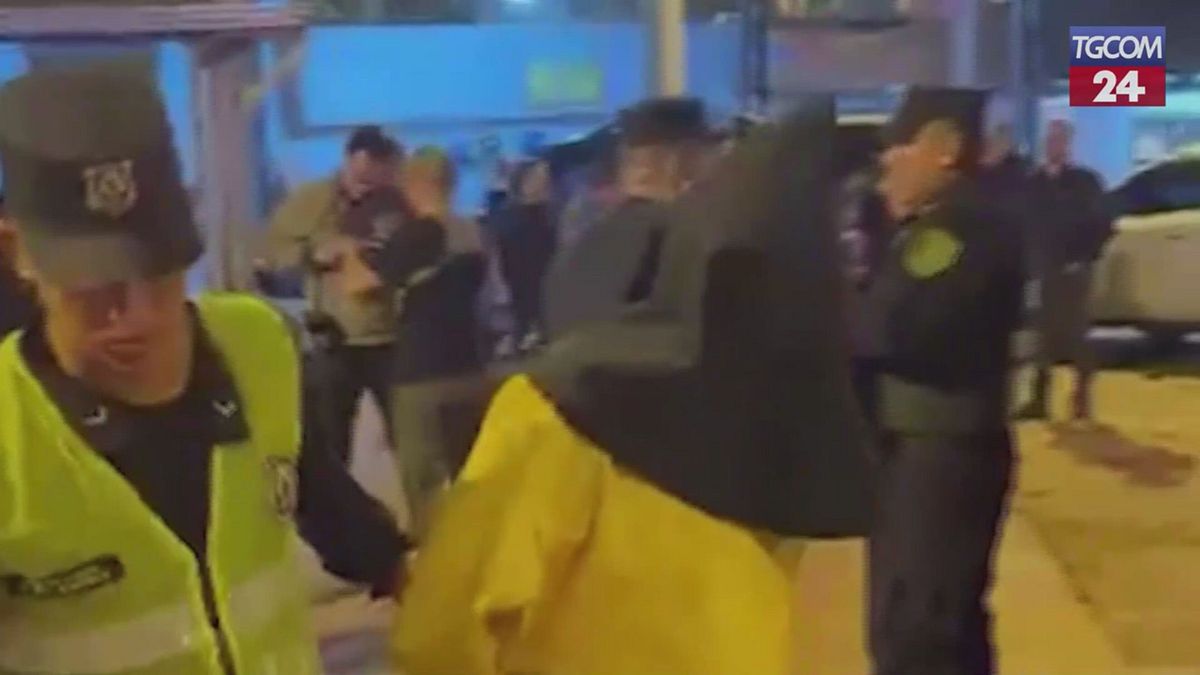 legati e incappucciati centinaia di detenuti trasferiti nel nuovo carcere di massima sicurezza in paraguay