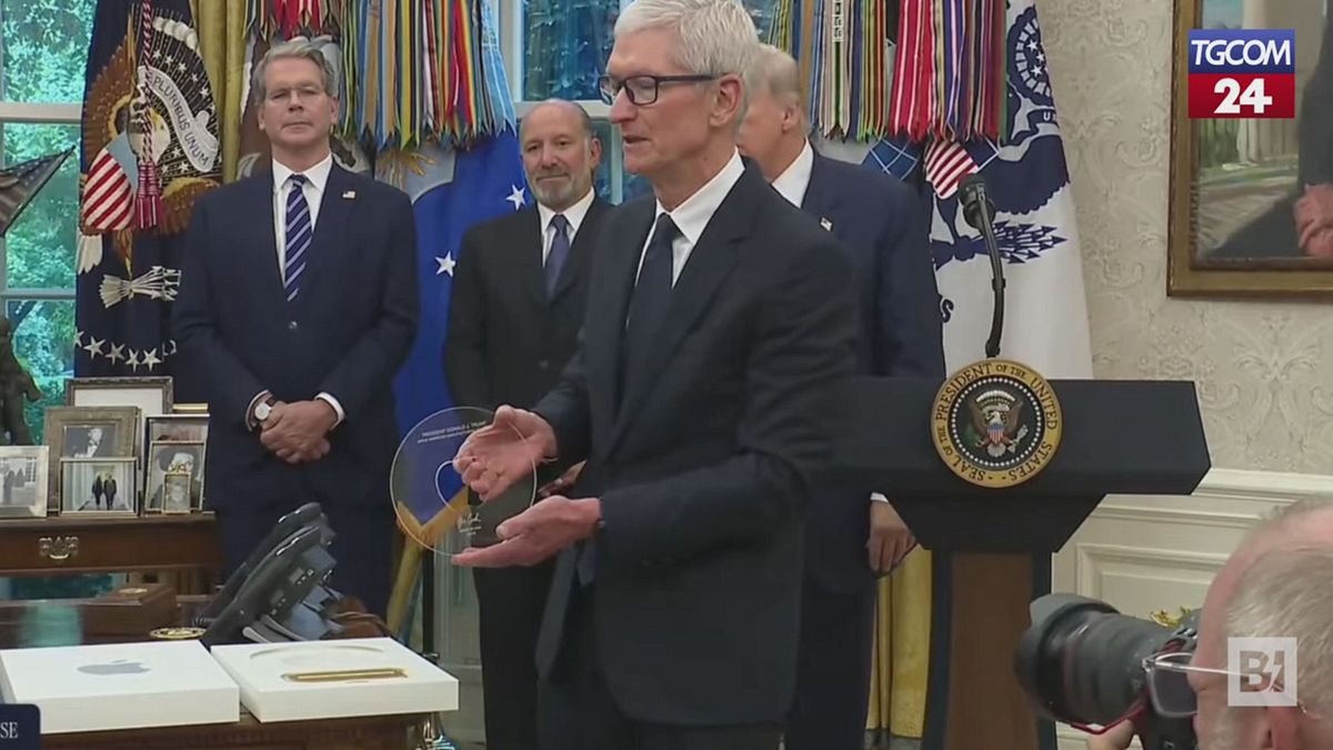 tim cook tenta di sorprendere trump il regalo in oro 24 carati del ceo di apple