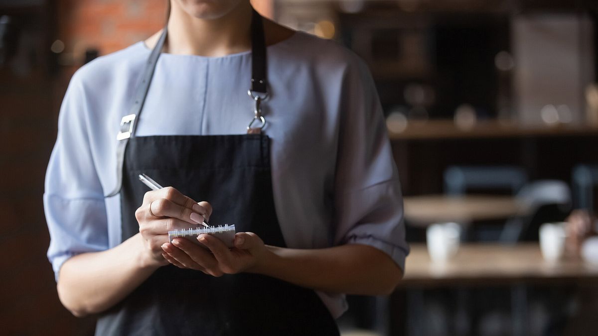 cercasi cameriera carina per bar polemiche per un annuncio di lavoro nel trevigiano