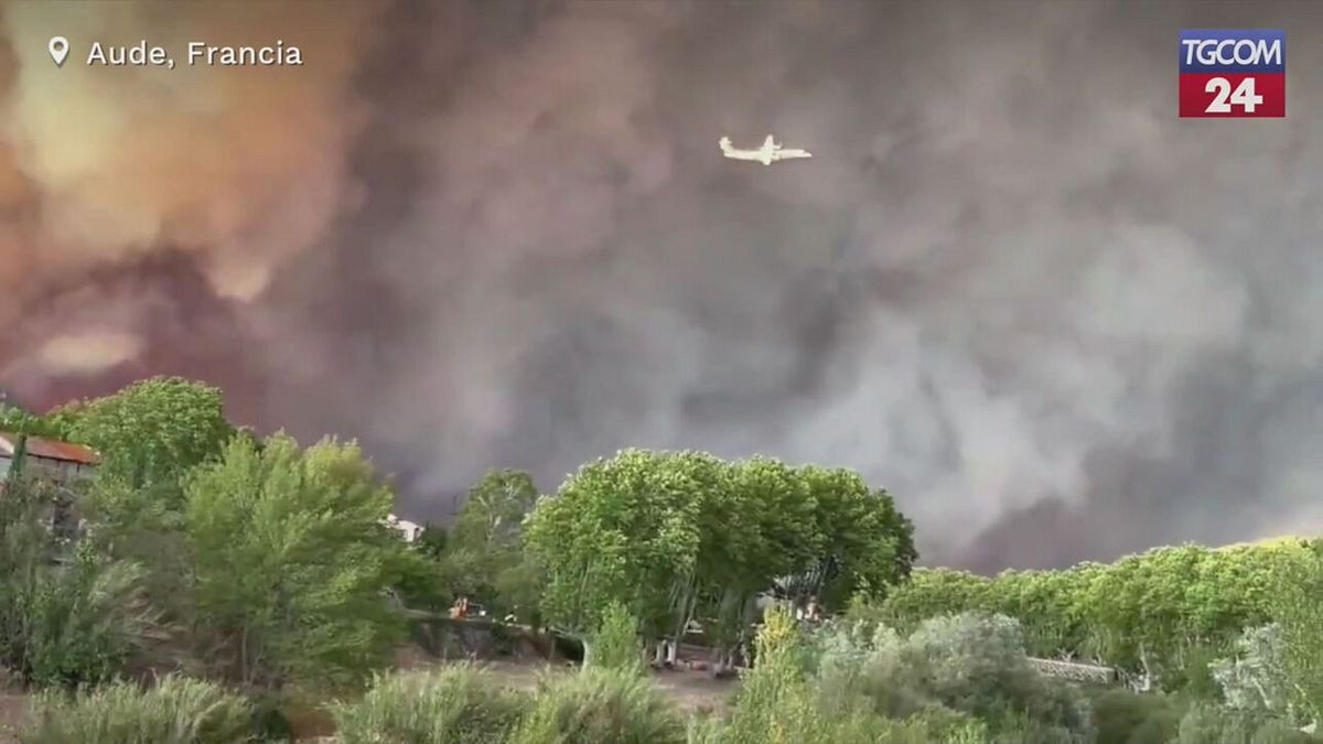 francia vigili del fuoco al lavoro per domare l incendio pi249 grande degli ultimi decenni