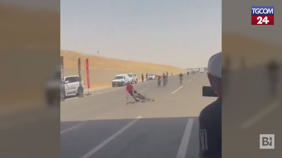 esulta troppo presto e cade ciclista perde la gara a pochi metri dal traguardo