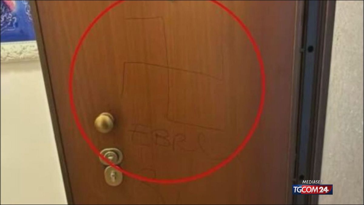 antisemitismo a milano svastiche sulla porta di un appartamento