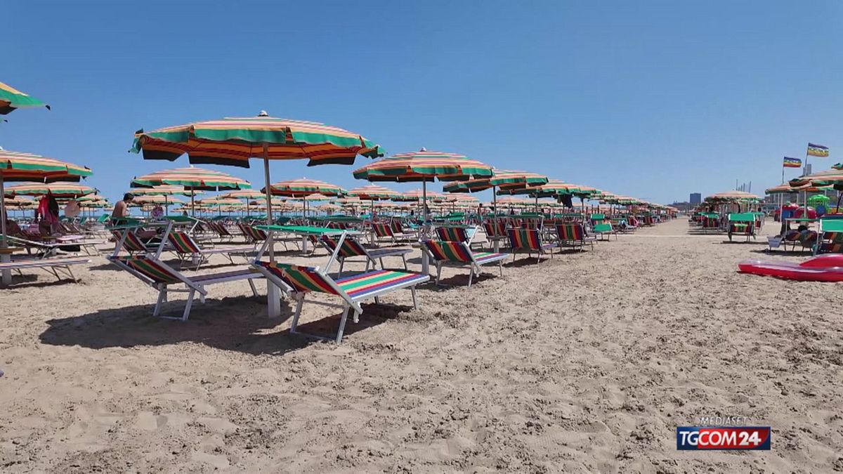 estate nera a rimini spiagge semivuote e pernottamenti brevi