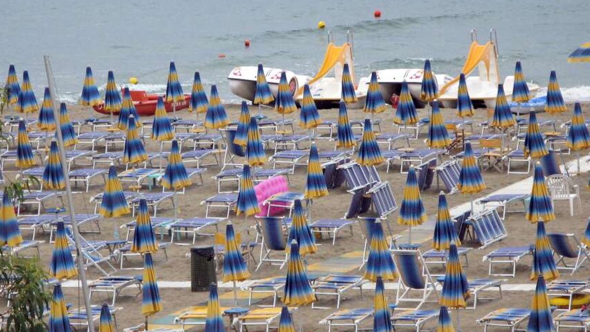 spiagge vuote tutti contro tutti i gestori segnalano turismo in calo ma i consumatori denunciano prezzi alle stelle