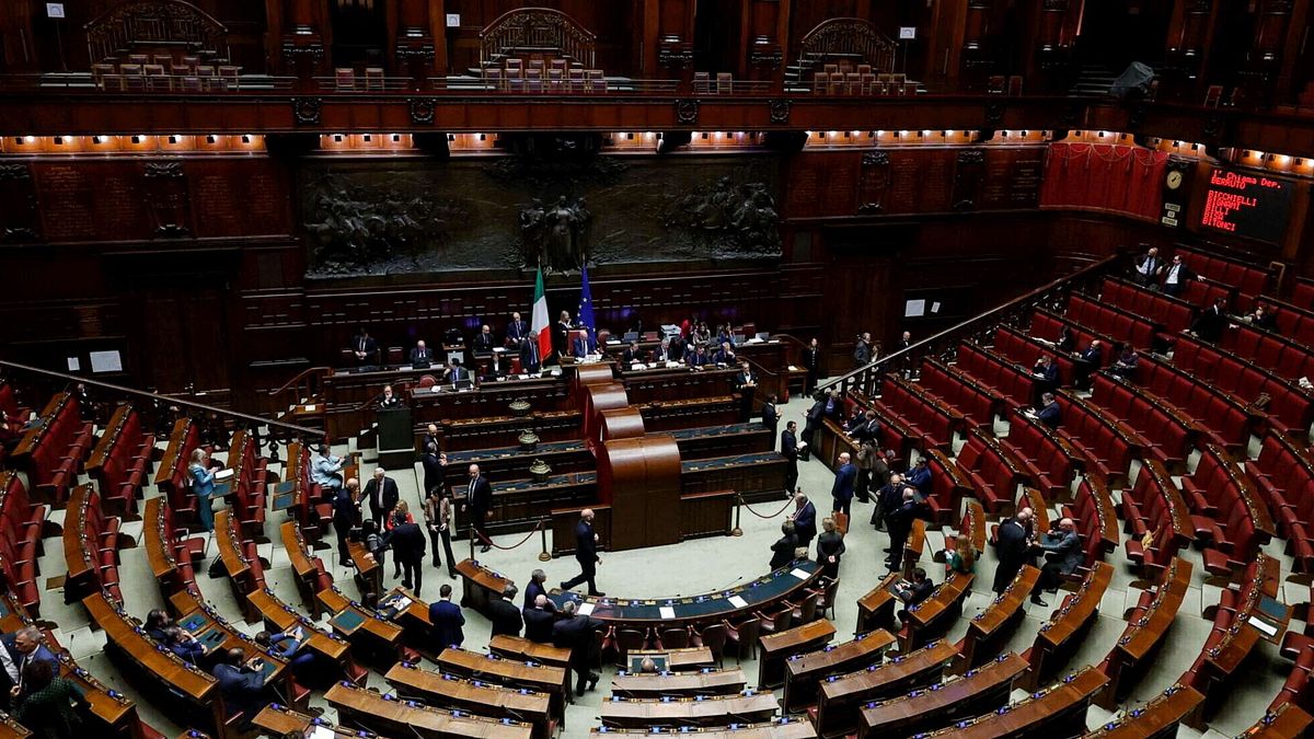 Parlamento tatiller için kapalı, milletvekilleri ve senatörler için bir ay durak
