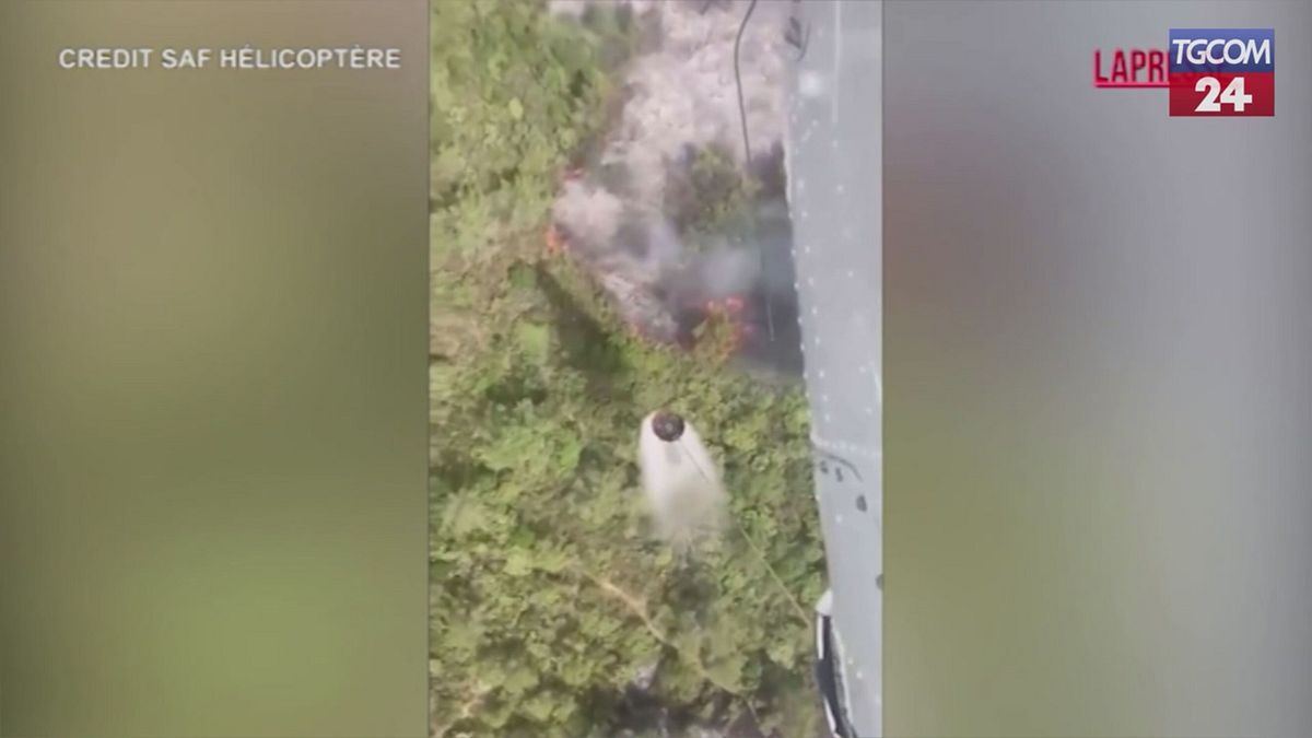 francia elicottero in azione per spegnere un grosso incendio in una foresta