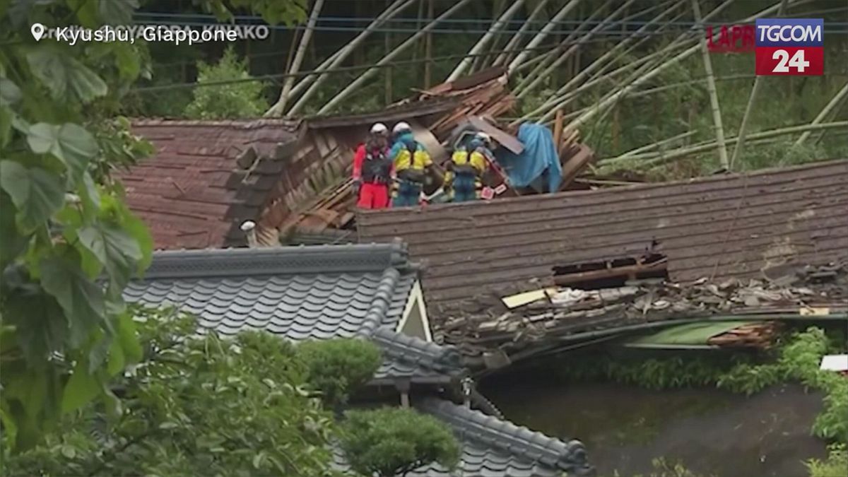 giappone alluvioni e inondazioni provocano 360mila sfollati