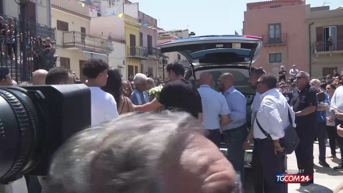 funerali di simona cin224 l arrivo del feretro tra gli applausi