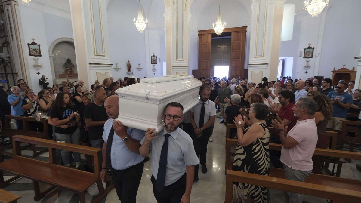 applausi e palloncini bianchi a capaci per i funerali di simona cin224