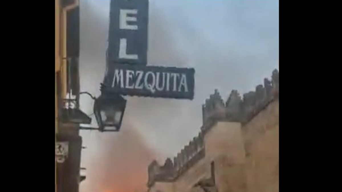 Incendio nella Mezquita di Cordova: pompieri sul posto